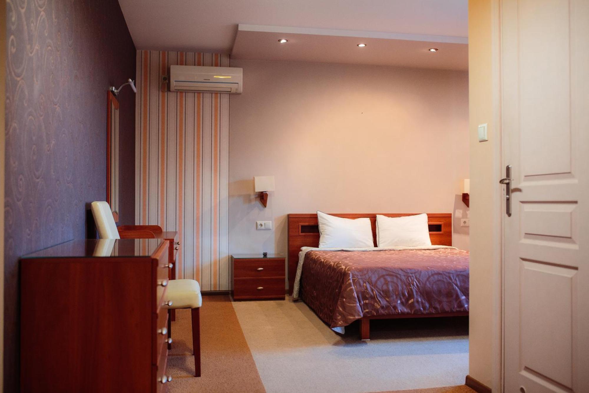 Euro Motel Lyuboml Buitenkant foto